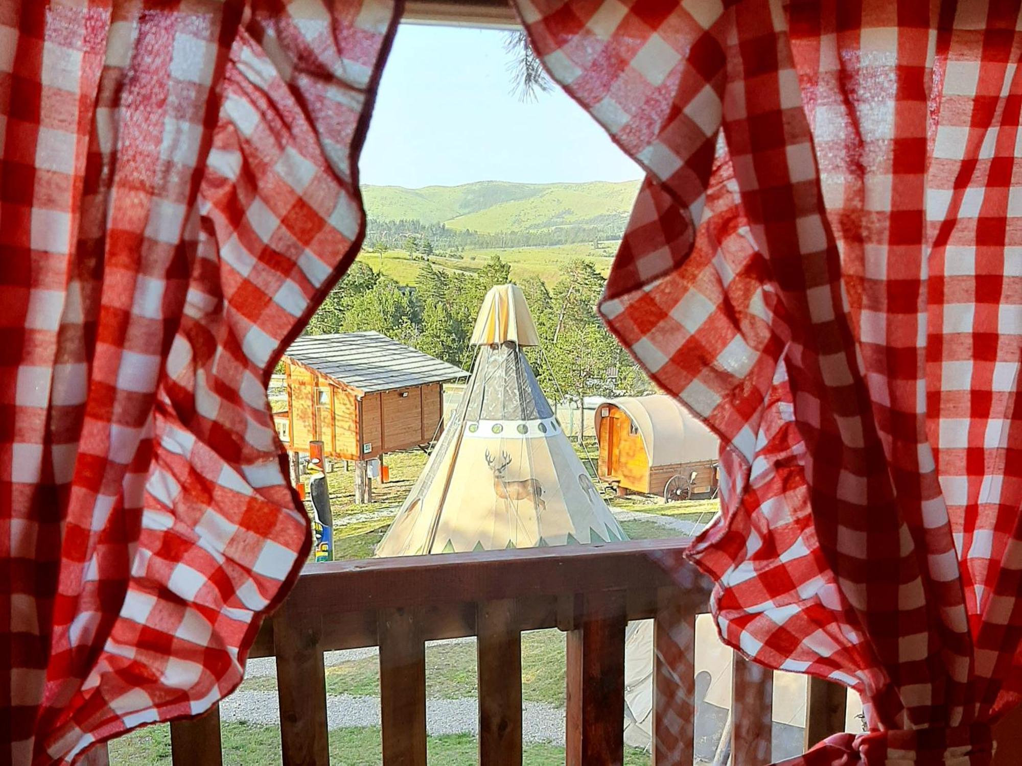 El Paso City, Zlatibor - Unique Wooden Cottages, Treehouse, Wild West Rooms, Accommodation 1-6 People Phòng bức ảnh