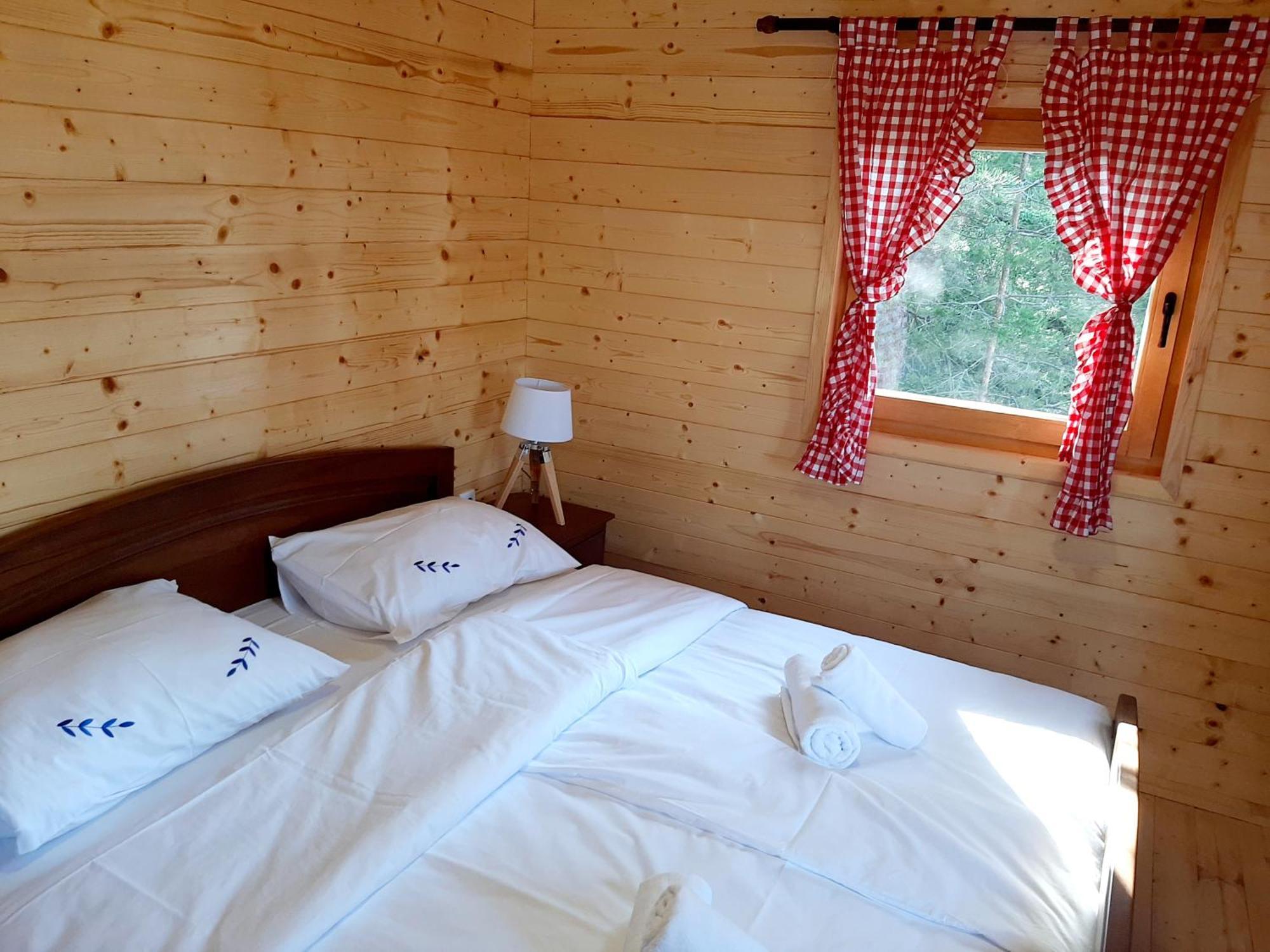 El Paso City, Zlatibor - Unique Wooden Cottages, Treehouse, Wild West Rooms, Accommodation 1-6 People Phòng bức ảnh