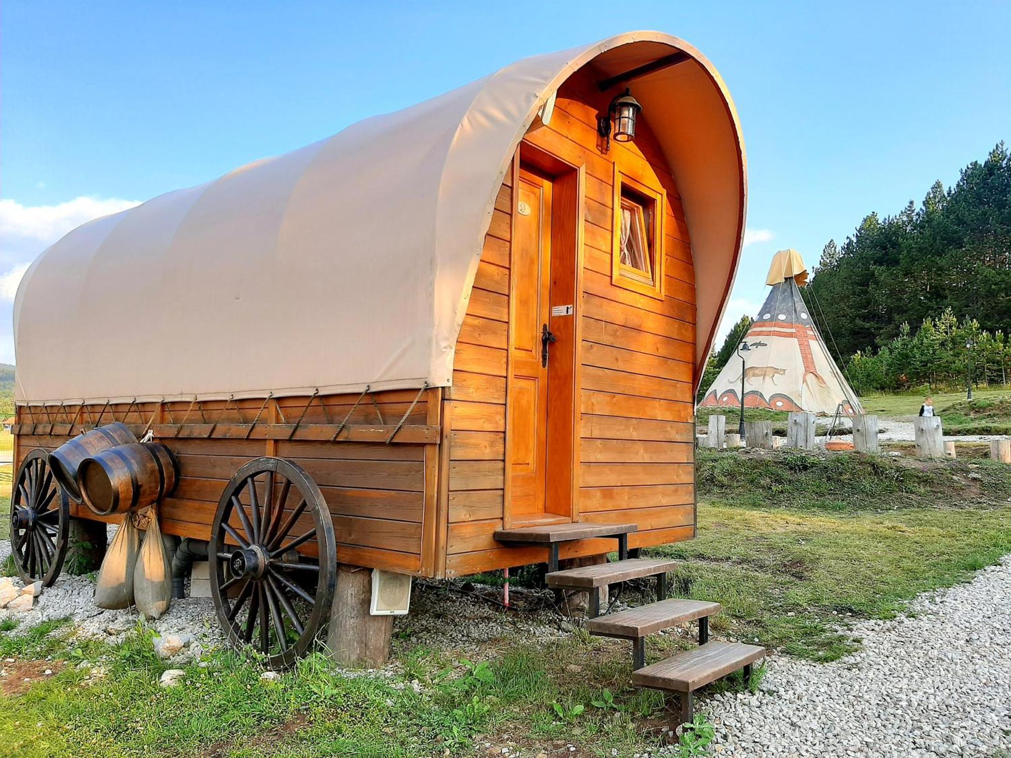 El Paso City, Zlatibor - Unique Wooden Cottages, Treehouse, Wild West Rooms, Accommodation 1-6 People Phòng bức ảnh