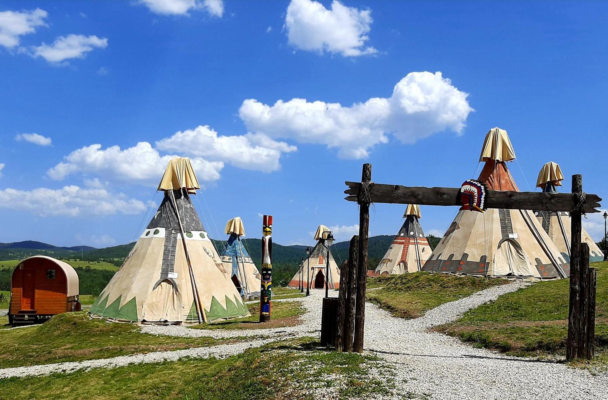 El Paso City, Zlatibor - Unique Wooden Cottages, Treehouse, Wild West Rooms, Accommodation 1-6 People Phòng bức ảnh